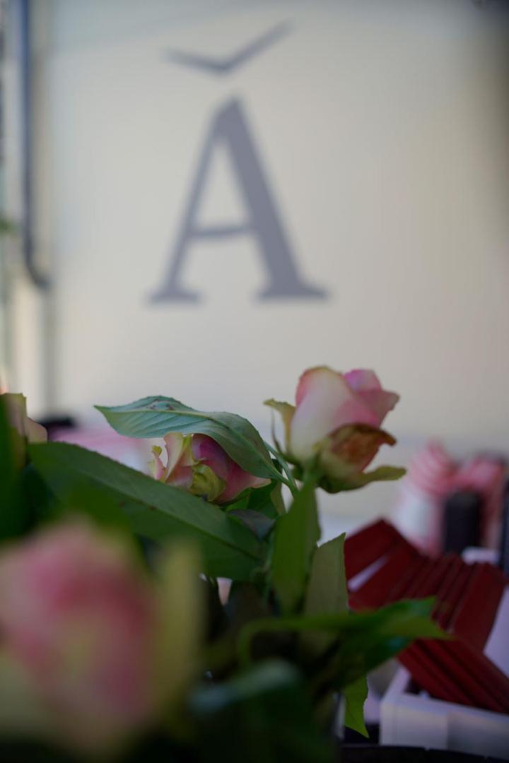 Hotel Adler Am Schloss Bonnigheim Bagian luar foto