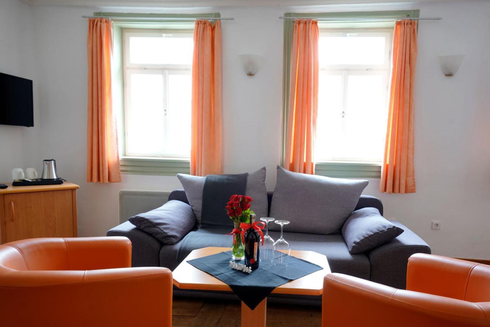 Hotel Adler Am Schloss Bonnigheim Bagian luar foto