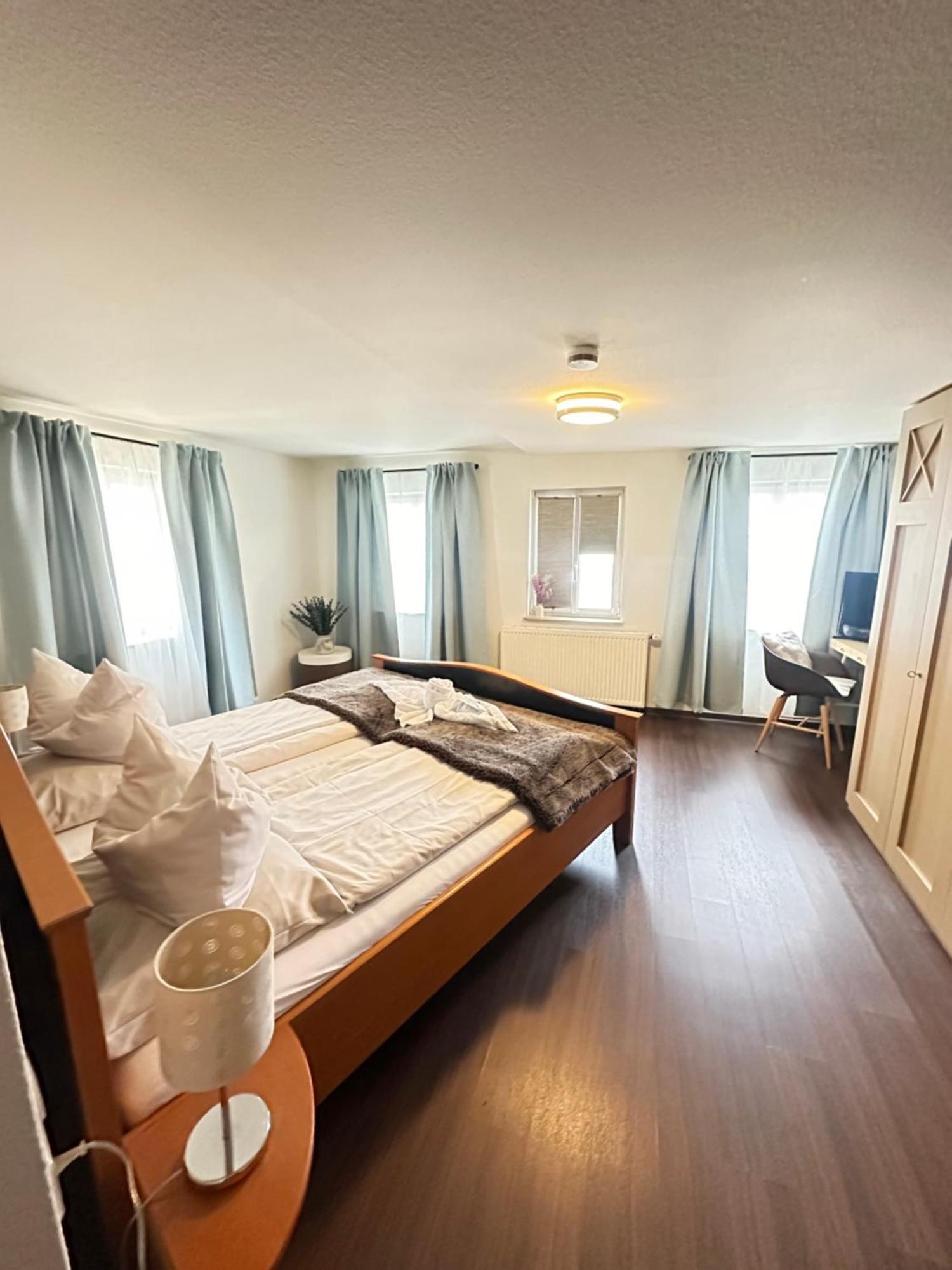 Hotel Adler Am Schloss Bonnigheim Bagian luar foto